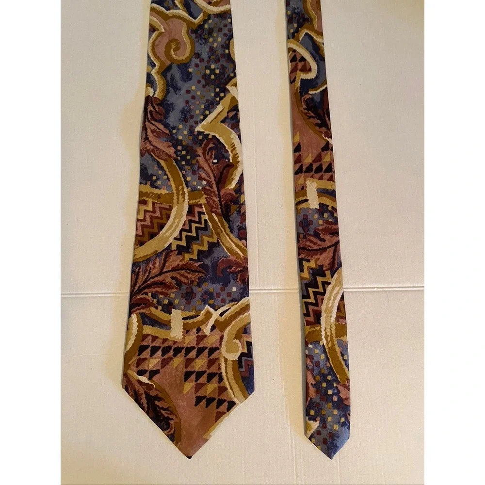 Halston III Mens Silk Necktie Abstract Geometric Floral Italian Silk Mauve Navy